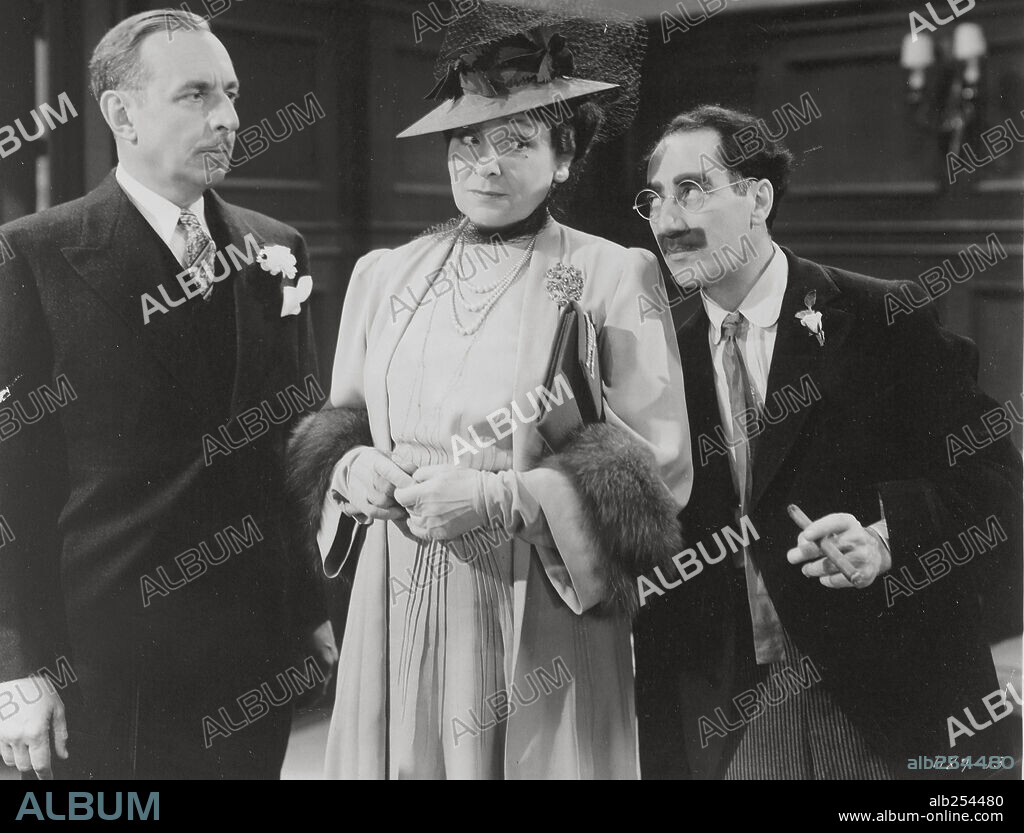GROUCHO MARX y MARGARET DUMONT en TIENDA DE LOCOS, 1941 (THE BIG STORE), dirigida por CHARLES REISNER. Copyright M.G.M.