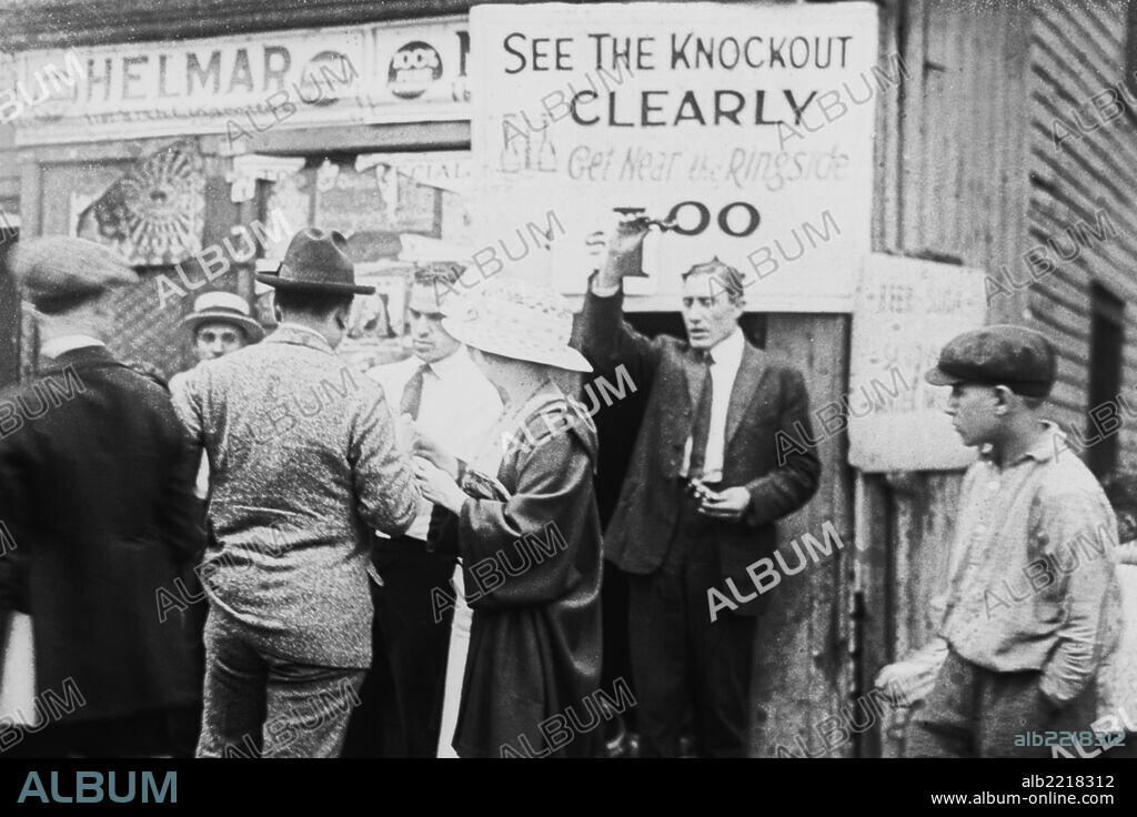 Selling Opera Glasses for Best View of Boxing Match Album alb2218312