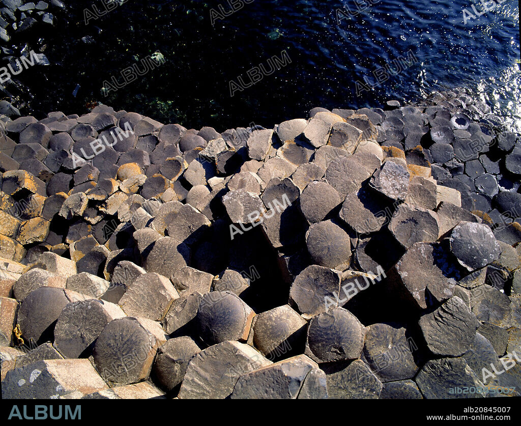 GRAN CALZADA-COLUMNAS BASALTICAS EN FORMA HEXAGONAL.