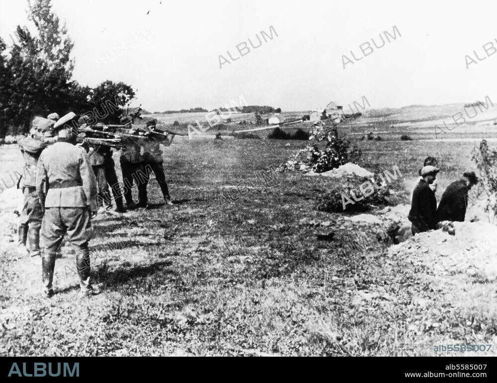 Geschichte:. 2. Weltkrieg / Ostfront. Exekution russischer Partisanen durch ein Erschießungskommando der Wehrmacht. Foto, Juli 1941.