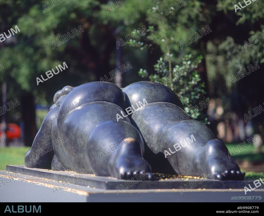 FERNANDO BOTERO ANGULO (1932-). MUJER CON ESPEJO - 1987 - VISTA TRASERA.