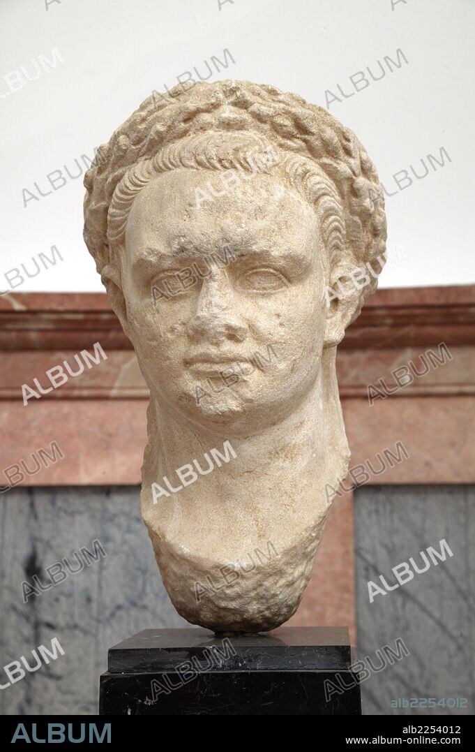 TITO FLAVIO DOMICIANO. 51 - 96. CONOCIDO COMO DOMICIANO. EMPERADOR ROMANO. BUSTO EN EL MUSEO ARQUEOLOGICO DE SEVILLA , PROCEDENTE DE MULVA. SIGLO I. ARTE ROMANO.