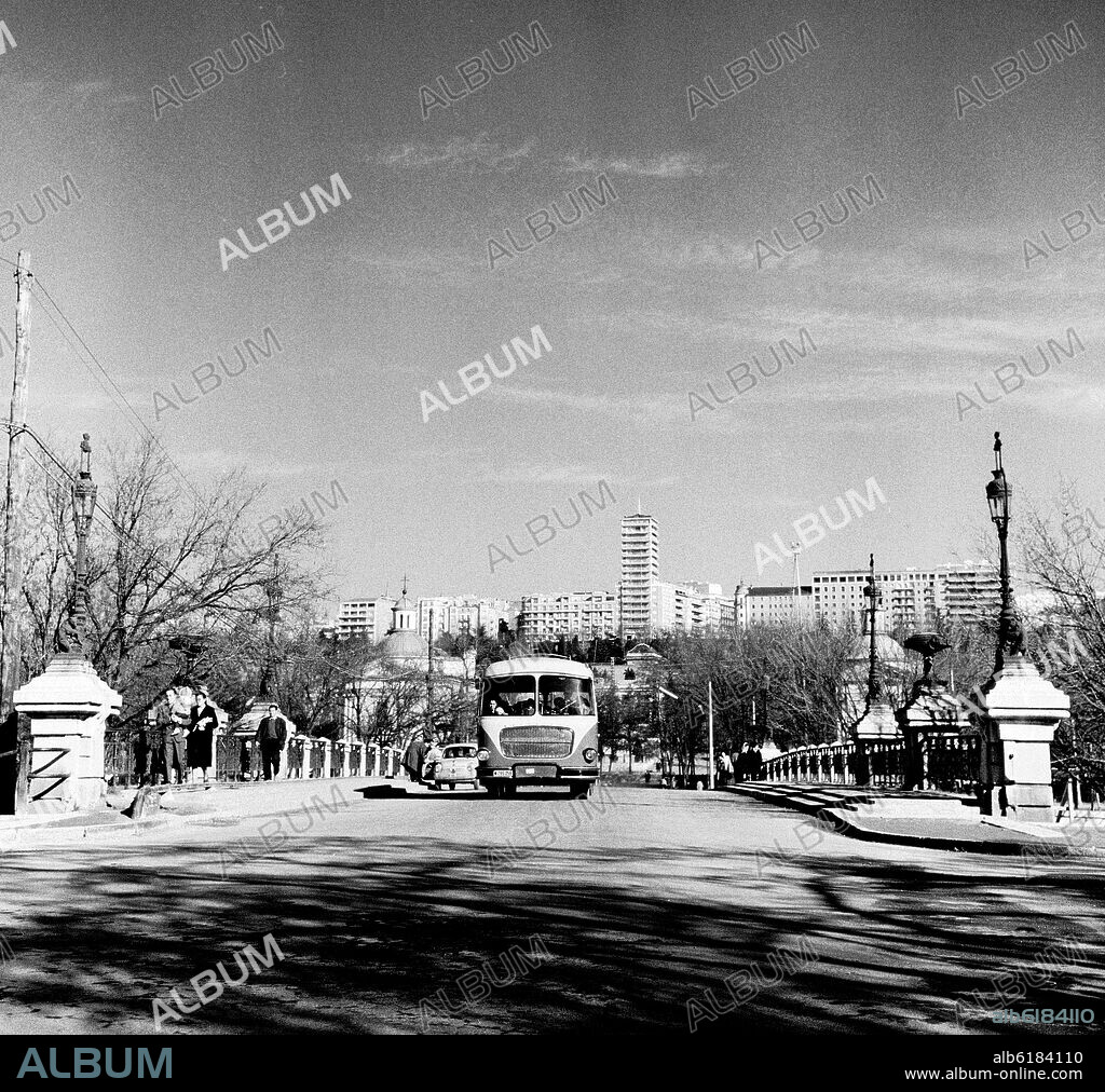 JOSE EUGENIO RIBERA (1884-1936). PUENTE DE LA REINA VICTORIA SOBRE EL RIO MANZANARES REALIZADO EN 1909 - FOTOGRAFIA EN BLANCO Y NEGRO - AÑOS 60.
