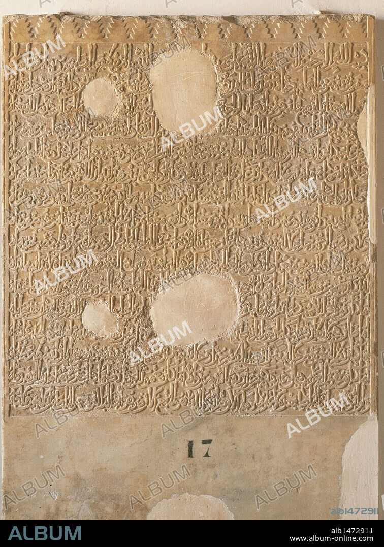 ARTE ISLAMICO. ESTILO NAZARI. S. XIV-XV. ESPAÑA. ESTELA SEPULCRAL DE MARMOL DE YUSUF III, rey nazarí de Granada de 1408 a 1417. Procede del cementerio de La Rauda de Alhambra. Museo de Arte Hispanomusulmán Granada. Andalucía.