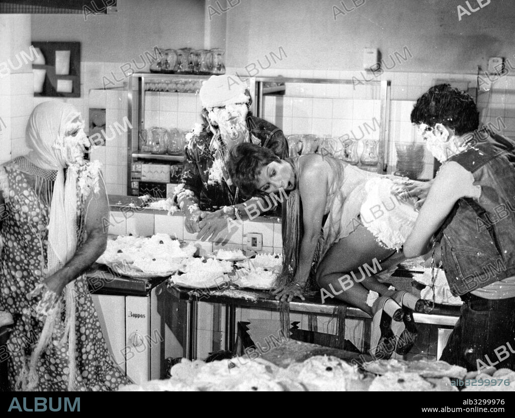 LINA MORGAN en FIN DE SEMANA AL DESNUDO, 1974, dirigida por MARIANO OZORES.