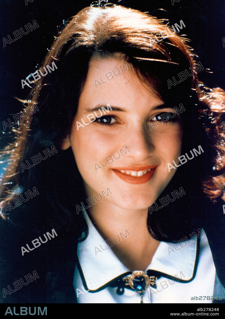 WINONA RYDER en HEATHERS, ESCUELA DE JOVENES ASESINOS, 1989 (HEATHERS), dirigida por MICHAEL LEHMANN. Copyright CINEMARQUE-NEW WORLD.
