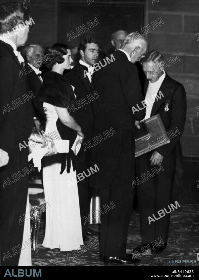 NOBEL PRIZE WINNER IN LITERATURE 1933, Ivan Bunin from Rusia receives his prize from his majesty Gustav V. Foto: TT Kod: 194 COPYRIGHT SCANPIX SWEDEN.