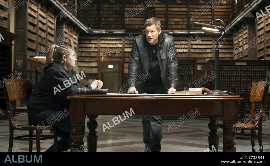 AARON ECKHART y ABIGAIL BRESLIN en RED CLASIFICADA, 2024 (CLASSIFIED), dirigida por ROEL REINE. Copyright FILM BRIDGE INTERNATIONAL.