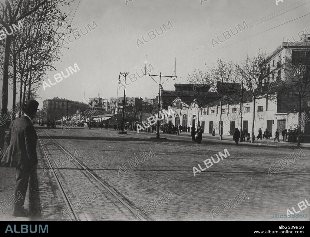 Vista general de la avenida del Paralelo, en el barrio del Poble Sec de Barcelona. Años 1920.