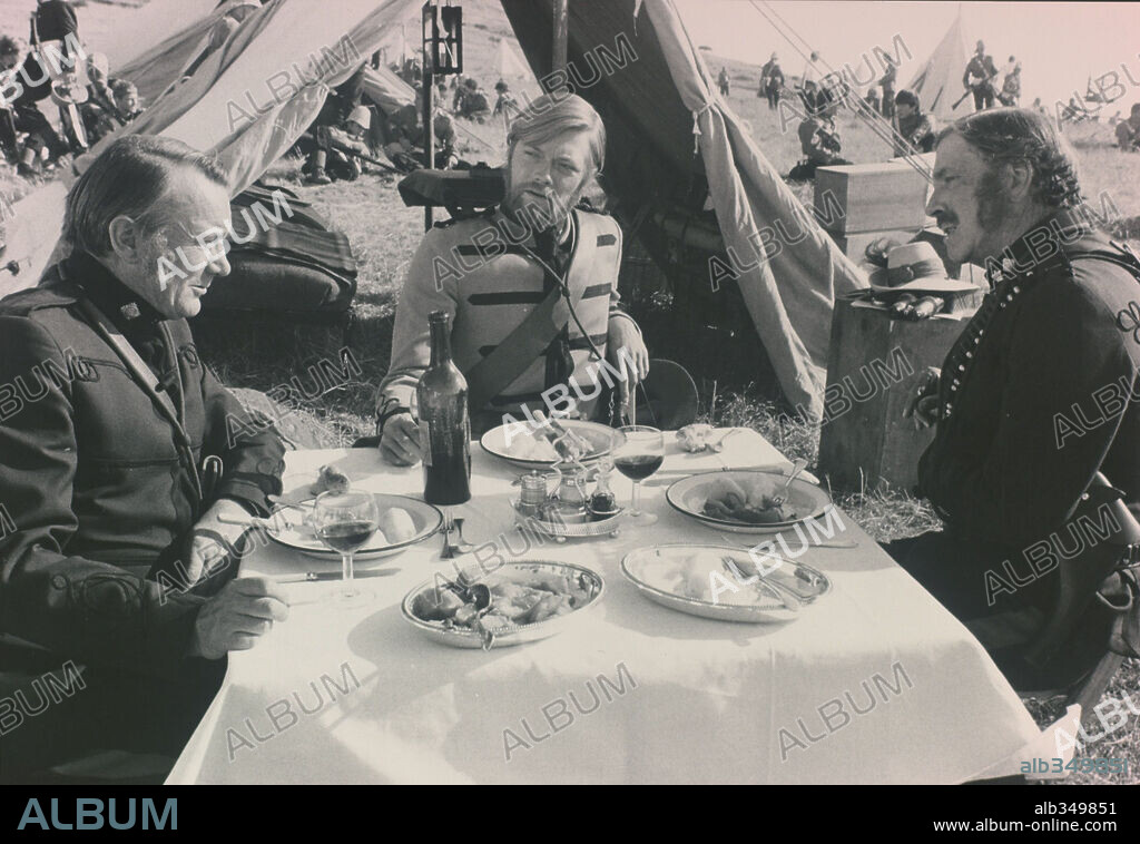 BURT LANCASTER, DENHOLM ELLIOTT y SIMON WARD en AMANECER ZULÚ, 1979 (ZULU DAWN), dirigida por DOUGLAS HICKOX. Copyright SAMARKAND-LAMITAS/WB.