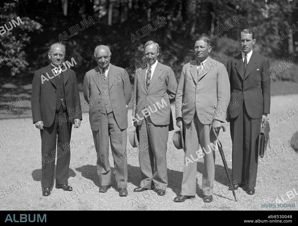 Göteborg - Särö - 1935-07-18 - Stadsråd har anlänt till Särö för konselj med Kungen -. Tv Okänd, statsminister Per Albin Hansson, finansminister Ernst Wigfors, dåvarande jordbruksministern Per-Edvin Sköld, samt okänd - *** Local Caption *** GT Låda 1935-07-16 till 1935-07-31. KAMERAREPORTAGE.