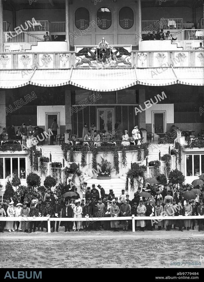 Junio 1914. Carreras de Caballos en Viena. El archiduque Francisco Fernando y su esposa Presenciando desde la tribuna real la carrera militar de Obstáculos.