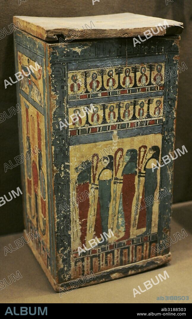 ARTE EGIPCIO. EGIPTO. Caja que contenía Ushebtis, figurillas mortuarias que se depositavan en las tumbas de los difuntos para servir en la otra vida al difunfo. La caja de madera se encuentra decorada con pinturas de diferentes divinidades. Tumba del sacerdote Ahmose. The State Hermitage Museum. San Petersburgo. Rusia.