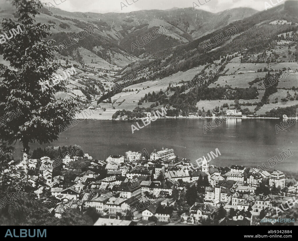 View of Zell am See and the Zeller See, anonymous, publisher: C.J.S. (mentioned on object), Zell am See, publisher: Salzburg, c. 1950 - c. 1960, photographic support, gelatin silver print, height 62 mm × width 82 mm.