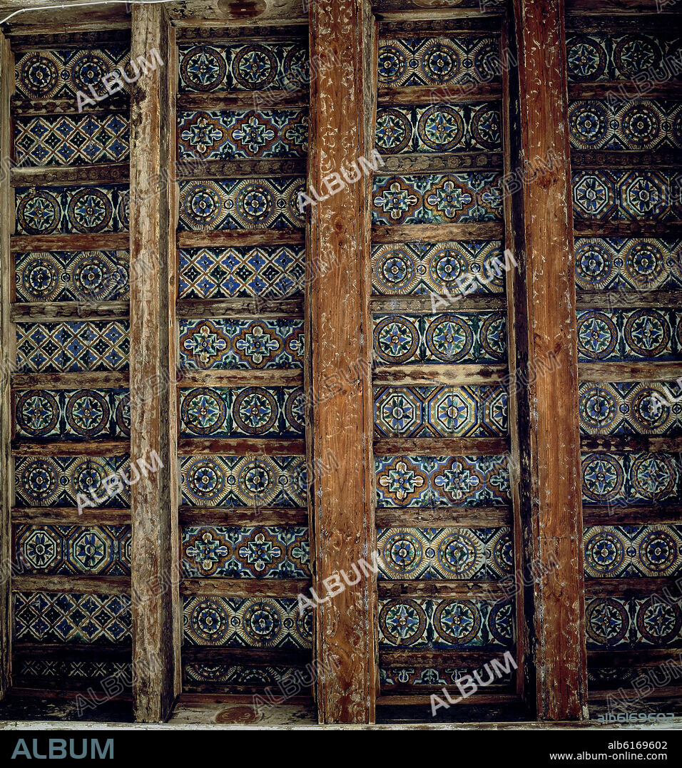 ALFARJE CON AZULEJOS SEVILLANOS POR TABLA EN EL CLAUSTRO DEL CONVENTO DE SANTA CLARA DE SEVILLA - SIGLO XVI.