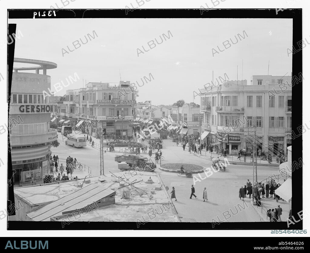 1940s Tel Aviv street scene, pedestrian and auto traffic  at the crossing of Allenby, Carmel & Nachlat Benjamin streets ca. between 1940 and 1946.