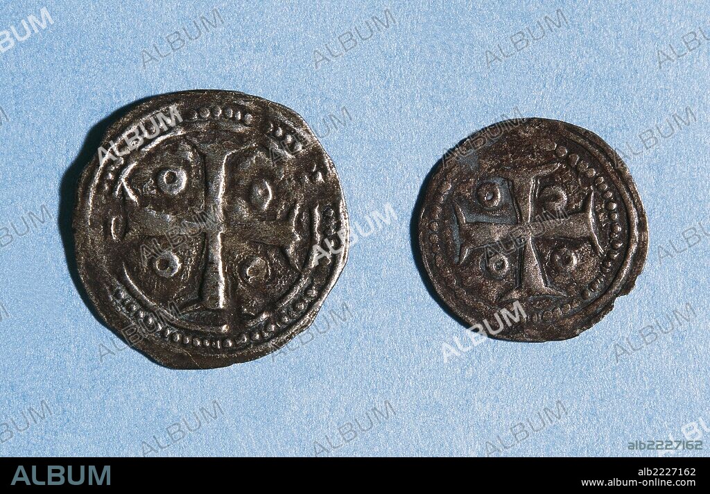 ALTA EDAD MEDIA. MONEDAS MEDIEVALES SIGLO XIII. "DINEROS Y OBALOS" acuñados en Girona, Empuries y Barcelona. Los "dineros" podían ser de vellón o de cobre. La mitad de un dinero era el "obalo" o "meaja", conocida con el nombre de "malla" en Cataluña. Museu Episcopal de Vic. Provincia de Barcelona. Cataluña.