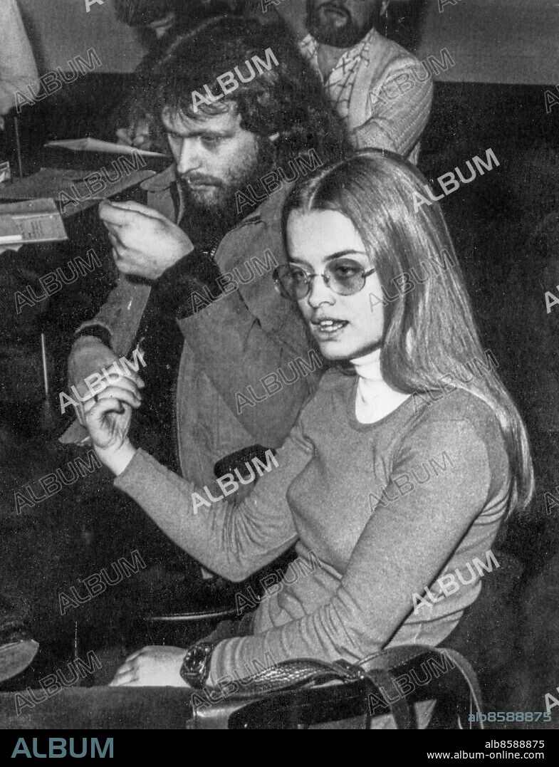 NORRKÖPING CA 1975-02-07. Internen Clark Olofsson med flickvännen Maria Wallin på besök som rådgivare på Östgötateatern i Norrköping under en permission från fängelset, troligen 7:e februari 1975. I bakgrunden skymtas fångvaktaren. Olofsson är rådgivare på teatern inför uppsättningen av Brita Langs debattpjäs "Kung David" som spelas i April-maj.. Foto: Inge Hallberg / EXP / TT / Kod: 215. **AFTONBLADET OUT**.