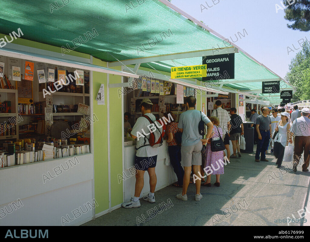 CASETA DE LA TIENDA VERDE EN LA FERIA DEL LIBRO DE MADRID - AÑO 2001.