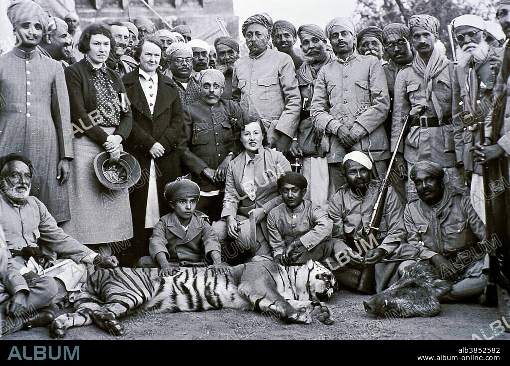 Hunting party consisting of British and Indians, with Maharana Bhupal Singh of Udaipur, with hunted tiger, historical photography, 1935, British colonial era, British Raj, Udaipur, Rajasthan, India, Asia