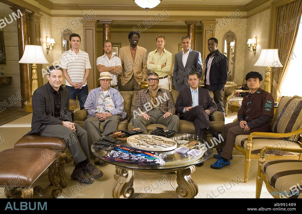 BERNIE MAC, BRAD PITT, CARL REINER, CASEY AFFLECK, DON CHEADLE, EDDIE JEMISON, ELLIOTT GOULD, GEORGE CLOONEY, MATT DAMON, SCOTT CAAN y SHAOBO QIN en OCEAN'S THIRTEEN, 2007, dirigida por STEVEN SODERBERGH. Copyright WARNER BROS. / GORDON, MELINDA SUE.