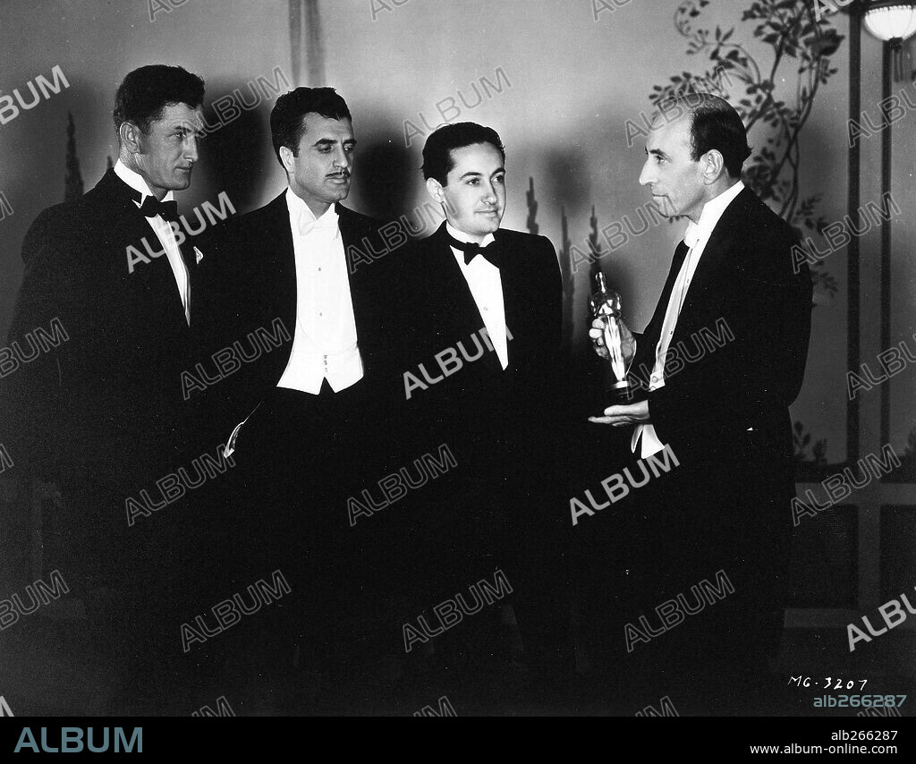 CEDRIC GIBBONS, IRVING G. THALBERG and WILLIAM C. DE MILLE. The 2nd Academy Awards / 1930. 
The producers Irving G. Thalberg and William C. De Mille with Cedric Gibbons, winner of the best art direction award for "The bridge of San Luis Rey". 1930