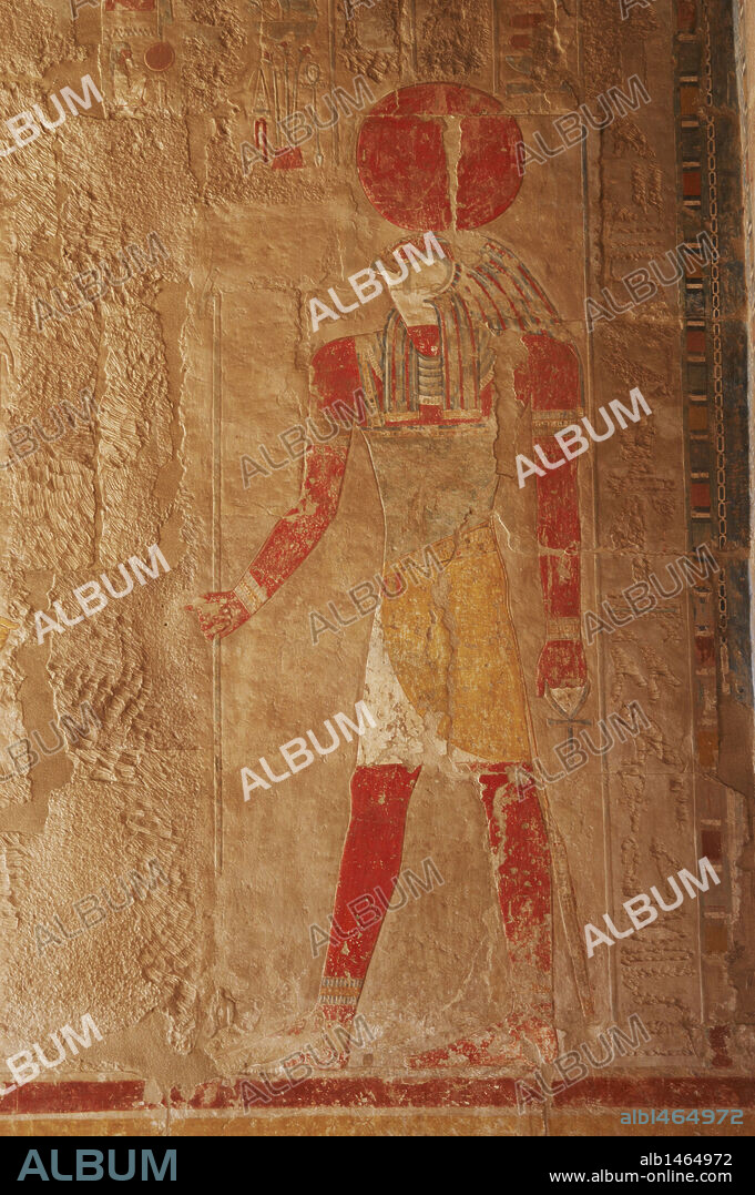 ARTE EGIPCIO. EGIPTO. Relieve con restos de policromía original con la representación del dios Re (RA). Templo de Hatshepsut. XVIII dinastía. Imperio Nuevo. Deir El-Bahari. Región tebana.