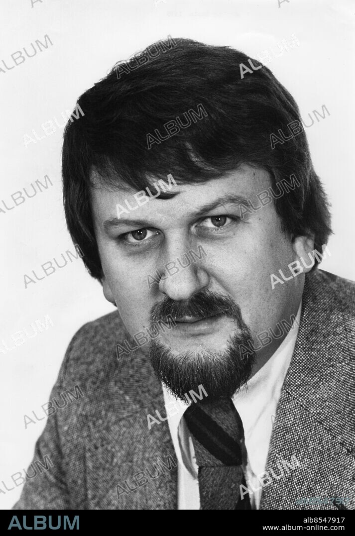 ARKIV 1975. SVT:s programledare Siewert Öholm porträtt 1975 i samband med debattprogrammet Kvällsöppet som för första gången sänds från Umeå med säsongspremiär 1975-04-22.. Publ i RiR 17/75 och 40/76. Foto: Bo-Aje Mellin / SvT / Kod: 5600. skägg, slipps, kavaj. RiR 21504 Sv/V påsikt.