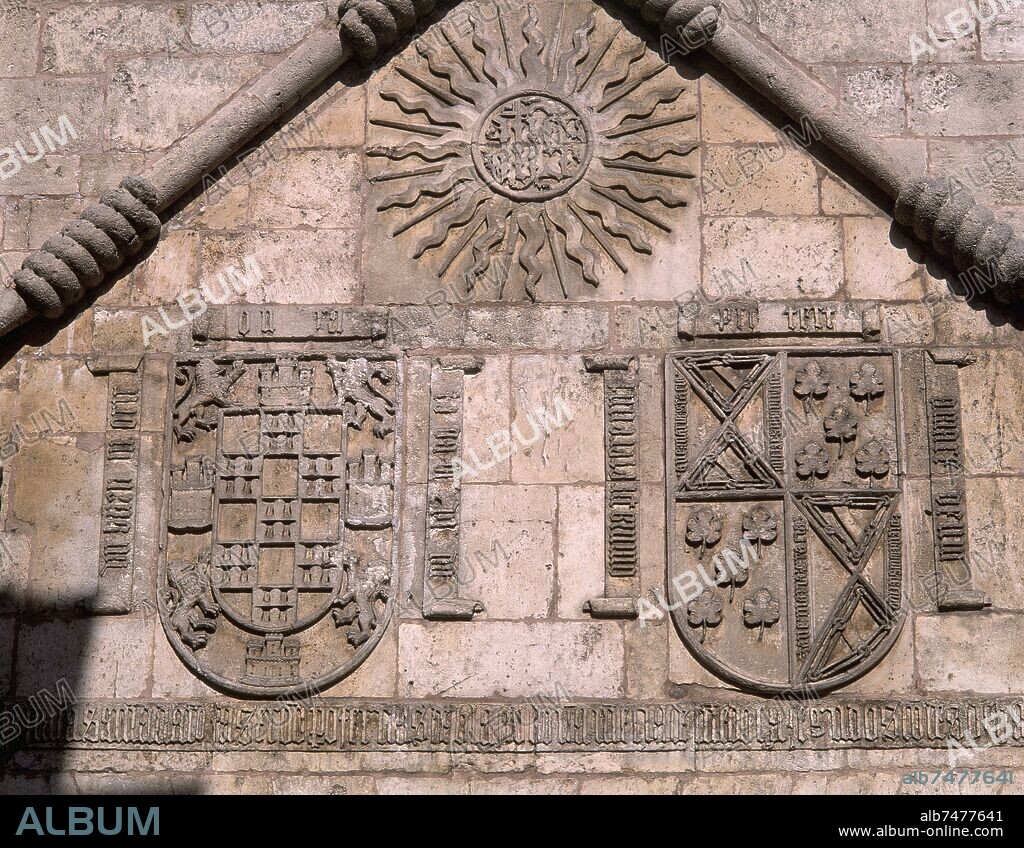 JUAN DE COLONIA (1410-1481). DETALLE DE LA PORTADA DE LA CASA DEL CORDON CON LOS ESCUDOS DE LA CASA VELASCO Y MENDOZA - SIGLO XV - GOTICO TARDIO.