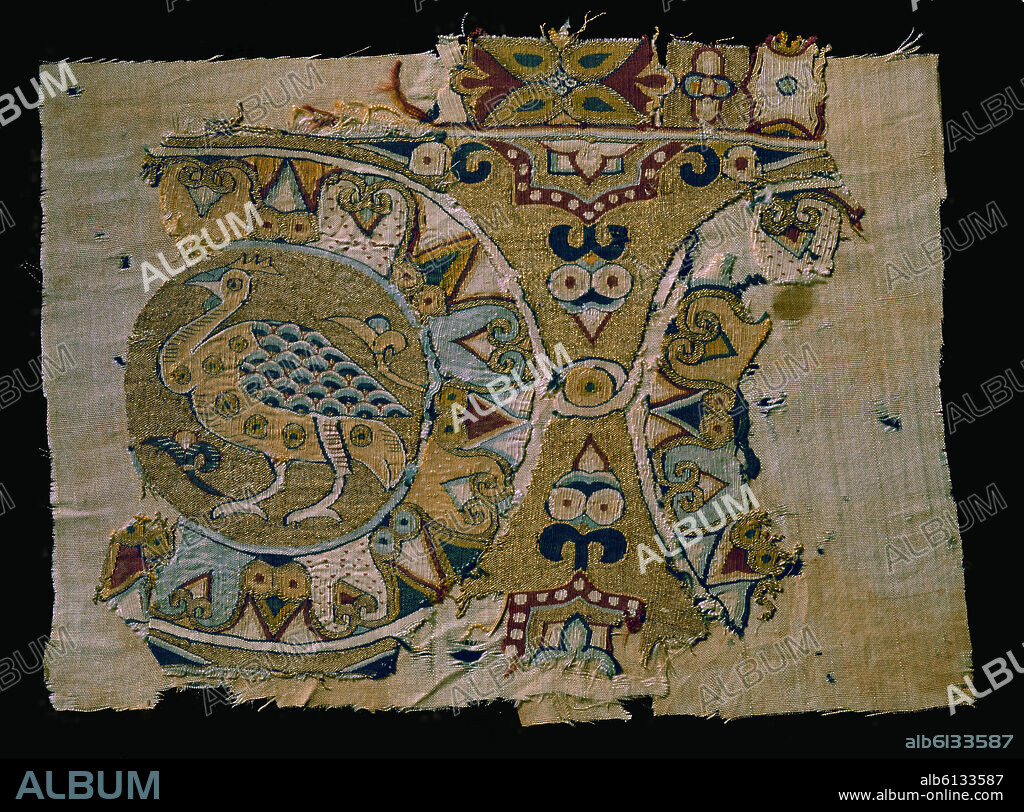 FRAGMENTO DE TELA DE LOS PIRINEOS - ALMAIZAR CON FIGURA DE PAVO - FRANJA DEL PIRINEO - CALIFAL - SIGLO X -INV-207.