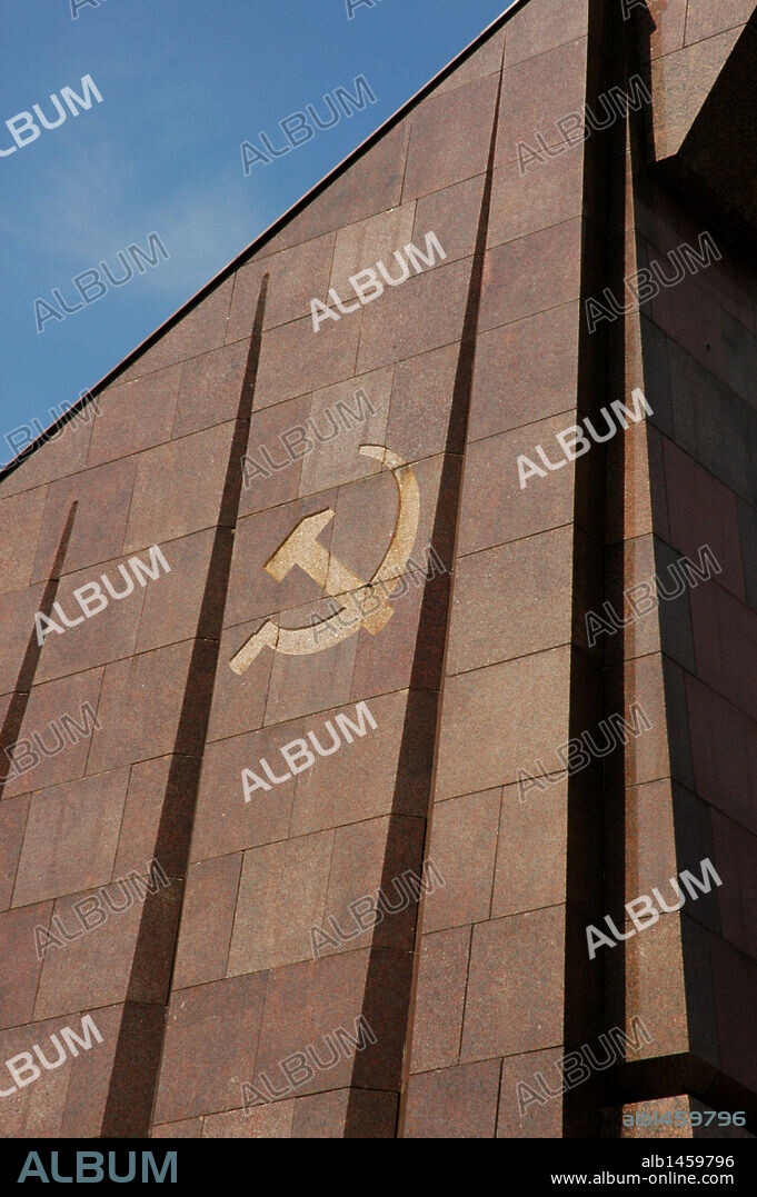 Detalle del SIMBOLO COMUNISTA (HOZ Y MARTILLO) en el MEMORIAL SOVIETICO A LA GUERRA (SOWJETISCHES EHRENMAL) (1949) en el PARQUE TREPTOWER. Erigido en homenaje a los soldados soviécos de la Armada Roja que combatieron en la Batalla de Berlín (abril-mayo de 1945) durante la Segunda Guerra Mundial. Obra del arquitecto soviético Yakov BELOPOLSKY. BERLIN. Alemania.