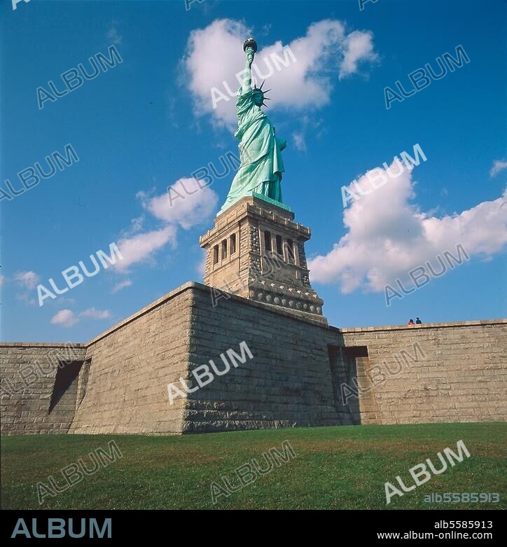 New York, Statue of Liberty. (copper statue by F.A.Bartholdi, erected in 1886, height 46m). Total view. Photo, 1991. (c.) AKG / H. Bock.