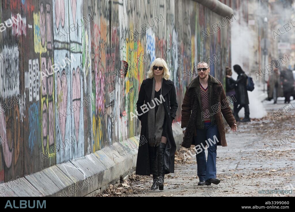 CHARLIZE THERON and JAMES MCAVOY in ATOMIC BLONDE, 2017, directed by DAVID LEITCH. Copyright 87Eleven, Closed on Mondays Entertainment, Denver and Delila.