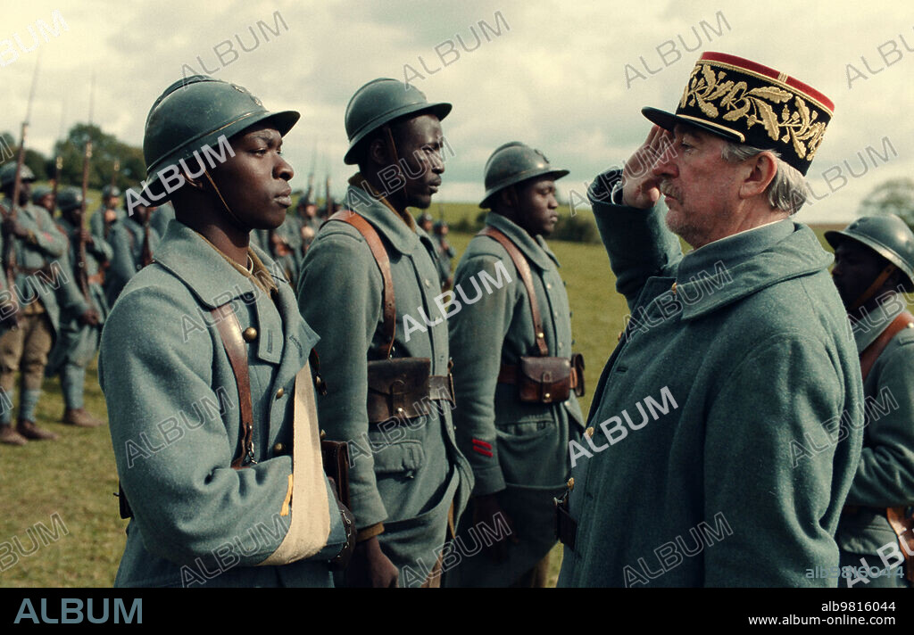 ALASSANE DIONG en PADRE Y SOLDADO, 2022 (TIRAILLEURS), dirigida por MATHIEU VADEPIED. Copyright GAUMONT TELEVISION.
