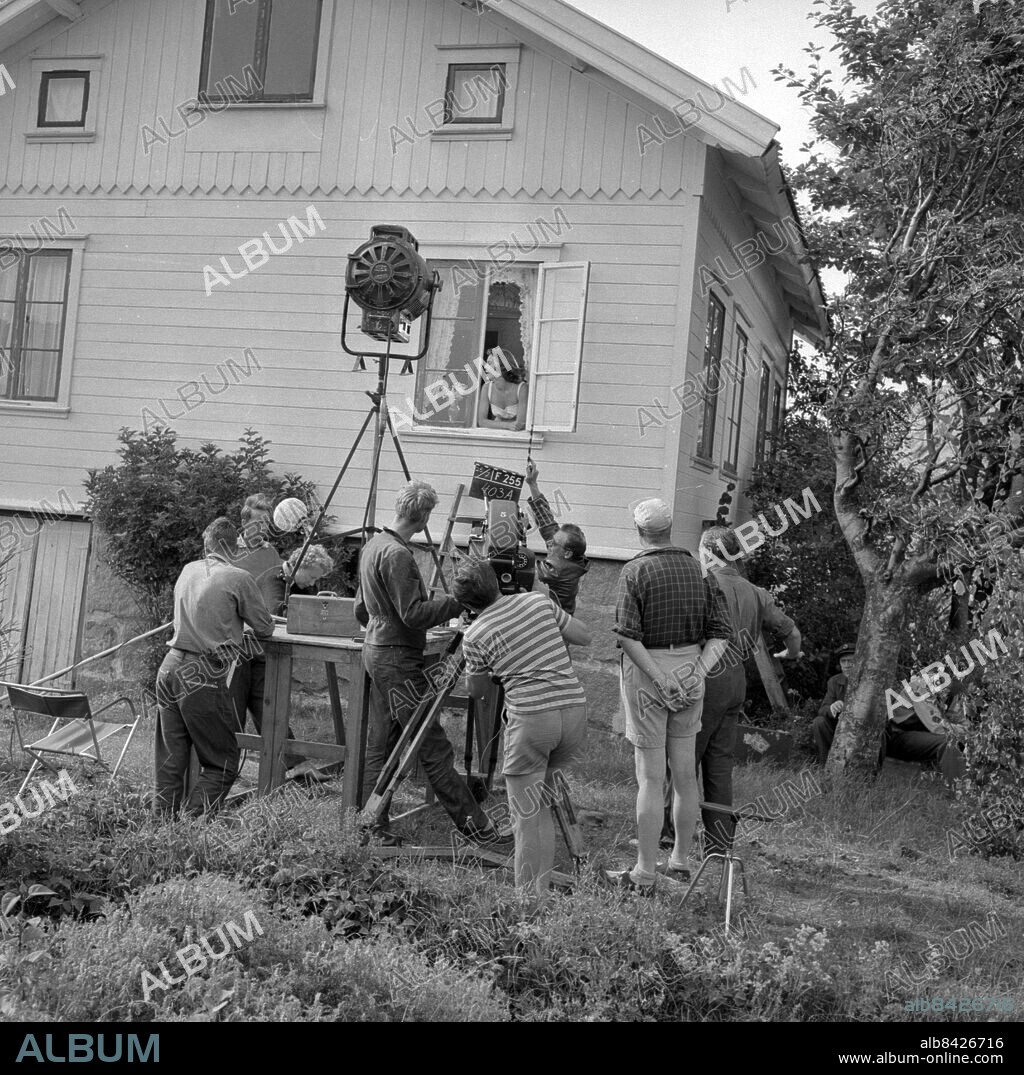 Hamburgön - Bohuslän - 1957 - Filminspelning av svenska långfilmen Kostervalsen - regissör var Rolf Husberg och skådespelarna var bl.a. Yvonne Lombard - Sven Lindberg - Åke Söderblom och Gaby Stenberg - *** Local Caption *** GT-GHT - Foto: Bengt Adin - . Finns i låda GT-GHT Reportagelåda 01. KAMERAREPORTAGE.