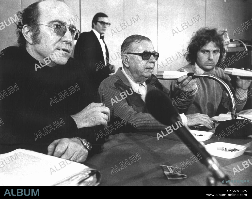 DANIEL COHN-BENDIT, FILOSOFO: SARTRE y Klaus Croissant. French philosopher and author Jean-Paul Sartre (m), lawyer of Baader-Meinhof Klaus Croissant (l) and French former student leader Daniel Cohn-Bendit (r), who lives in Germany, talk at a press conference in Stuttgart on the 4th of December in 1974. Before, Sartre had met RAF (Red Army Faction) terrorist Andreas Baader for a one hour visit. Sartre accused German legal authorities of torture and demanded the formation of an international committee to defend the German anarchists. 04/12/1974