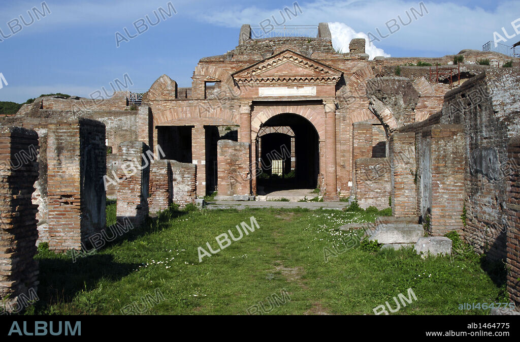 ARTE ROMANO. ITALIA. OSTIA ANTICA. Ciudad romana en la costa del Mar Tirreno, en el antiguo Latium. Puerto comercial de la antigua Roma. Vista del HORREA EPAGATHIANA ET EPAPHRODITIANA, donde se almacenaban alimentos. Cercanías de Roma. Lazio.
