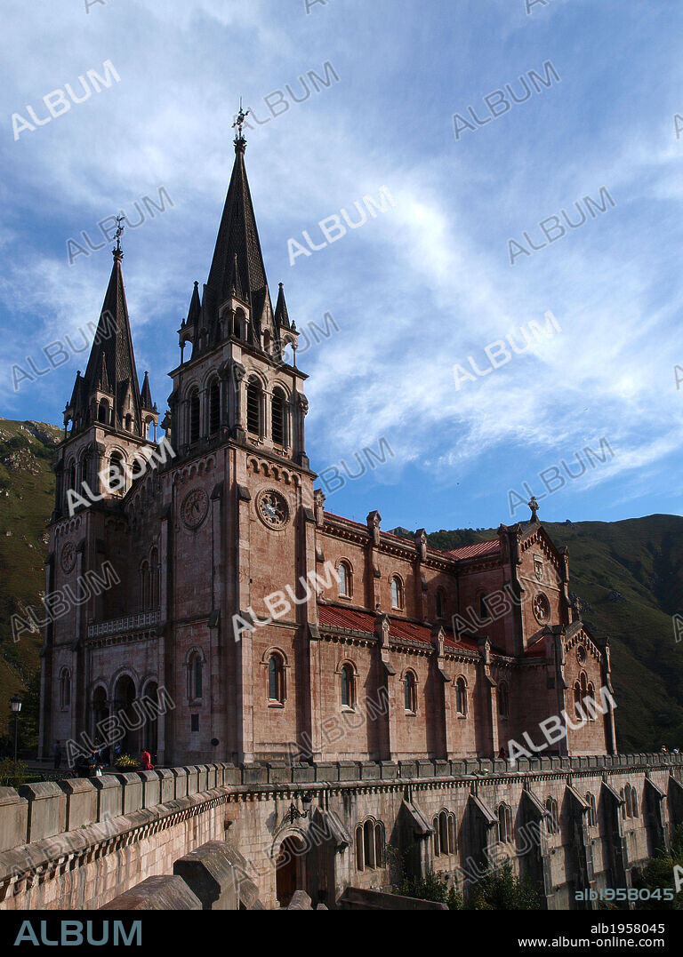 BASILICA DE LA VIRGEN DE LAS BATALLAS. Construída entre 1877 y 1901 en estilo neorrománico por Federico Aparici. Vista exterior. COVADONGA. Asturias. España.
