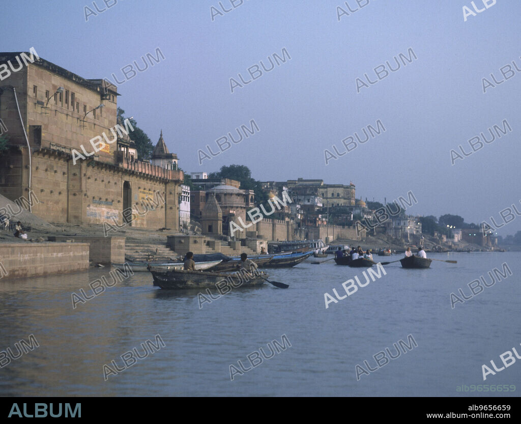 BARCAS EN LA ORILLA DEL RIO GANGES AL AMANECER.