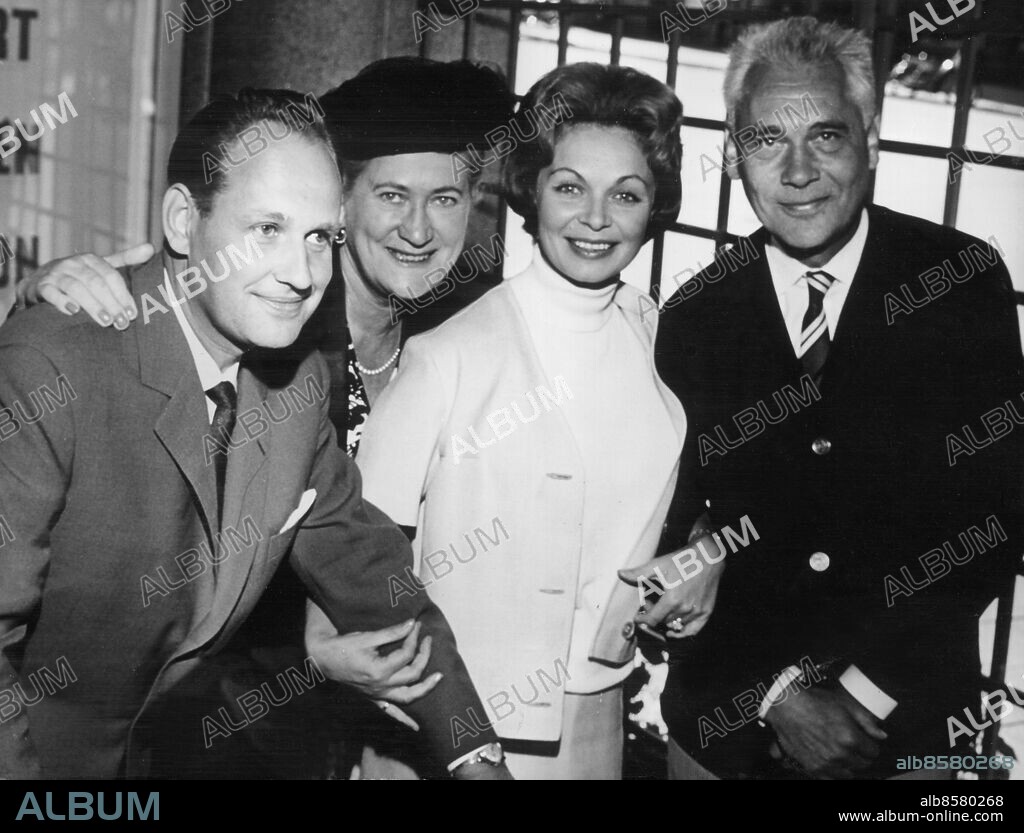 Orig. bildtext... OSCARS-TEATERNS ensemble samlades på fredagseftermiddagen inför höstens stora operettpremiär på Strauss- kända och populära Tre Valser. Per Grundén får vi se som greve Schwartzenegg, Ulla Sallert som Mademoiselle Pichler och Egon Larsson som TV-producenten Lindheim. Vår bild visar fr.v. Per Grundén, Brita Hertzberg, Ulla Sallert och Egon Larsson i glatt samspråk om, hur roligt det ska bli att åter få spela tillsammans 3.8.1962 Anm. Operetten Tre valser komponerades av Oscar Straus 1935. P Grundén, 1922-2011, svensk operasångare (tenor) och skådespelare. B Hertzberg, 1901-1976, svensk operasångare (sopran). E Larsson, 1914-1989, skådespelare, regissör och koreograf. U Sallert, 1923- , svensk sångerska och skådespelerska. Pärlhalsband Slipsar I armkrok Hålla om Leenden Polojumprar CD678 persons: BRITA HERTZBERG;EGON LARSSON;ULLA SALLERT;PER GRUNDÉN sites: STOCKHOLM;SVERIGE.