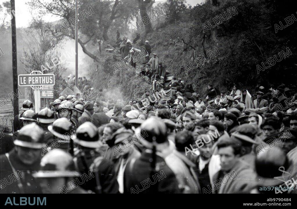Le Perthus (Francia), año 1939. Una multitud de refugiados españoles cruzando la frontera hacia Francia.