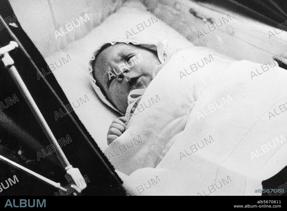 Hutton, Barbara Woolworth heiress and American socialite.- (1912 - 1979).- - Baby Lance, the son of Barbara Hutton with her first husband Count Reventlow. Photo, 28.3.1936.