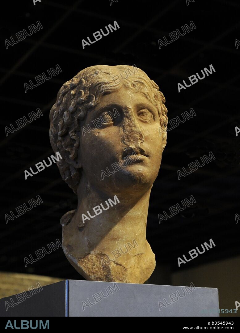 Agripina la Mayor (14 a. C-33). Noble romana, nieta de Augusto. Esposa del general Germánico y madre del Emperador Calígula. Busto de Agripina como una deidad helenística pero con peinado a la moda. Mármol. Principios del Imperio Romano. Procedencia desconocida. Museo Romano-Germánico. Colonia. Alemania.