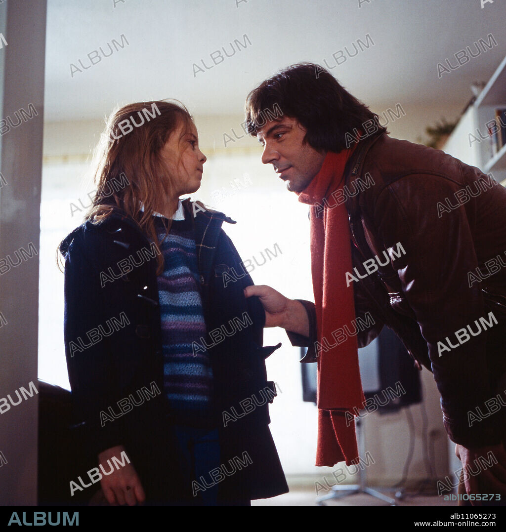 Fundsache, TV film, 1985, directed by Herbert Ballmann, scene: Hannes finds a little girl in his garden shed, it turns out that little Katharina has been badly maltreated, Julia Gutjahr as Katharina, Peter Seum as Hannes. Fundsache, TV film, 1985, directed by Herbert Ballmann, scene: Hannes finds a little girl in his garden shed, it turns out that little Katharina has been badly maltreated, Julia Gutjahr as Katharina, Peter Seum as Hannes.