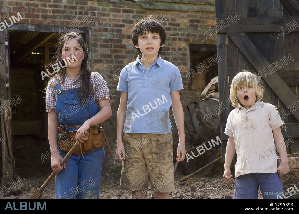 ASA BUTTERFIELD, LIL WOODS and OSCAR STEER in NANNY MCPHEE AND THE BIG BANG, 2010, directed by SUSANNA WHITE. Copyright UNIVERSAL PICTURES.