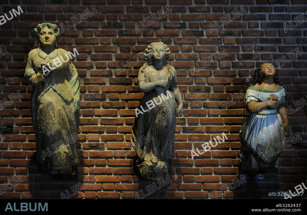 Mascarones de proa procedentes de embarcaciones desconocidas. La Figura decorativa de la derecha procede de un naufragio en el fiordo de Oslo. Museo Marítimo. Oslo. Noruega.