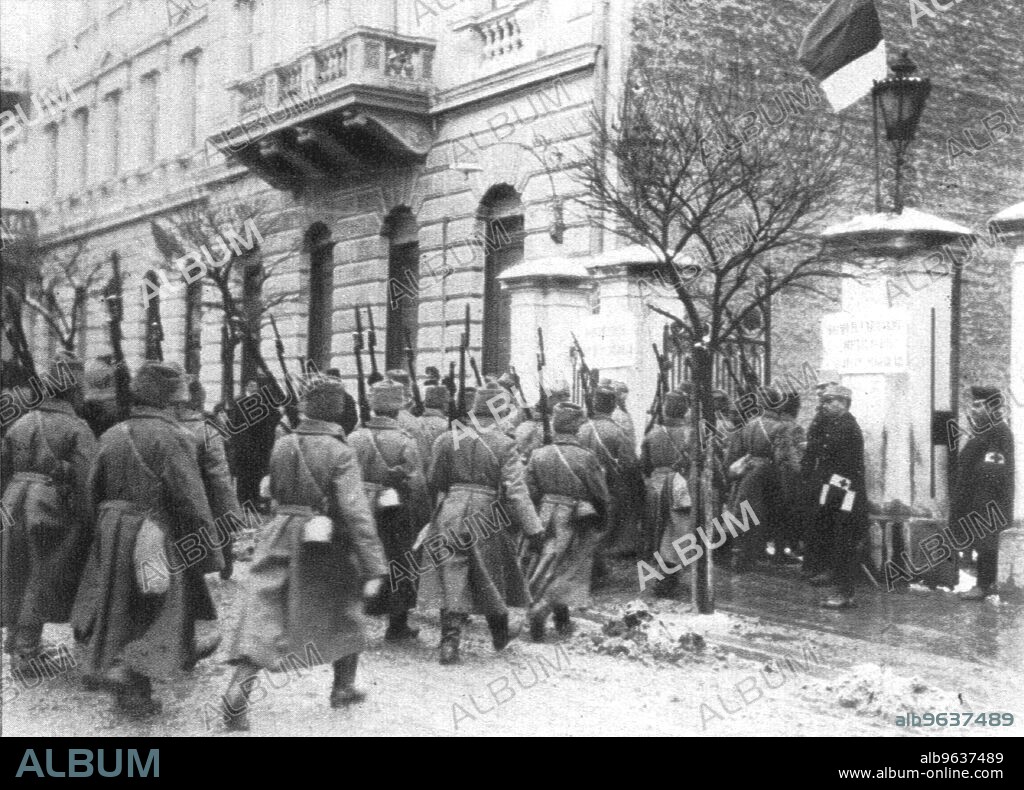 ''Sur le front oriental; A Przemysl (en russe, Peremouichl): un detachement russe arrive au siege du commandement de la place', 1915. From "L'Album de la Guerre 1914-1919: Volume I" [L'Illustration, Paris, 1926].