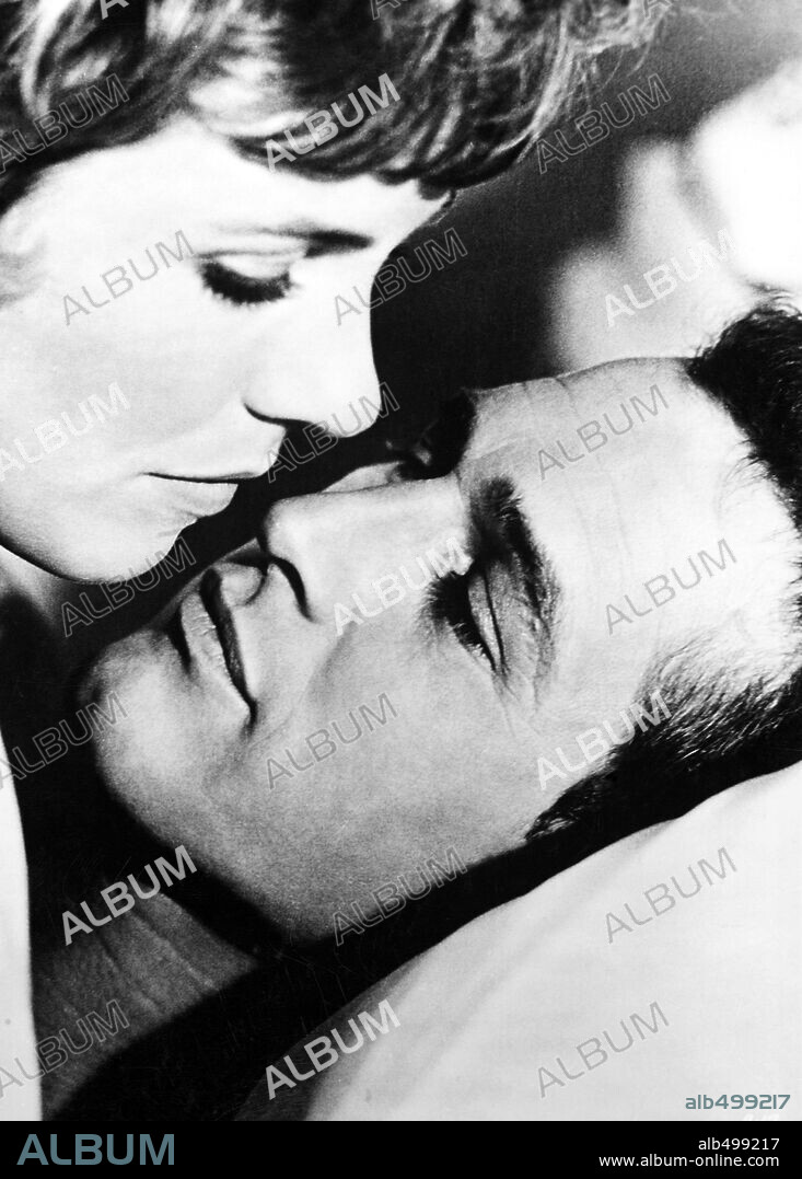 JULIE ANDREWS and PAUL NEWMAN in TORN CURTAIN, 1966, directed by ALFRED HITCHCOCK. Copyright UNIVERSAL PICTURES.