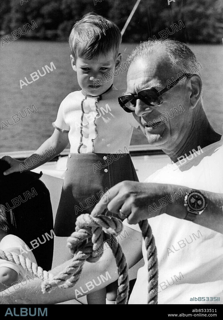 Stockholm 1977-08-02. Greve Lennart Bernadotte undervisar dottern Bettina, 3 år, i sjömansskap ombord på båten Stella Nova, förtöjd vid Kungsholmtorg. Foto: Ragnhild Haarstad / SvD / TT / kod 12014.