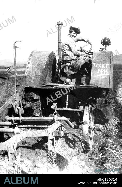 In Russland gab es eine Bewegung Frauen auf die Traktoren! Pascha Angelina war die erste Frau, die sich auf einen Traktor setzte. Ihrem Beispiel folgten viele andere im Lande.